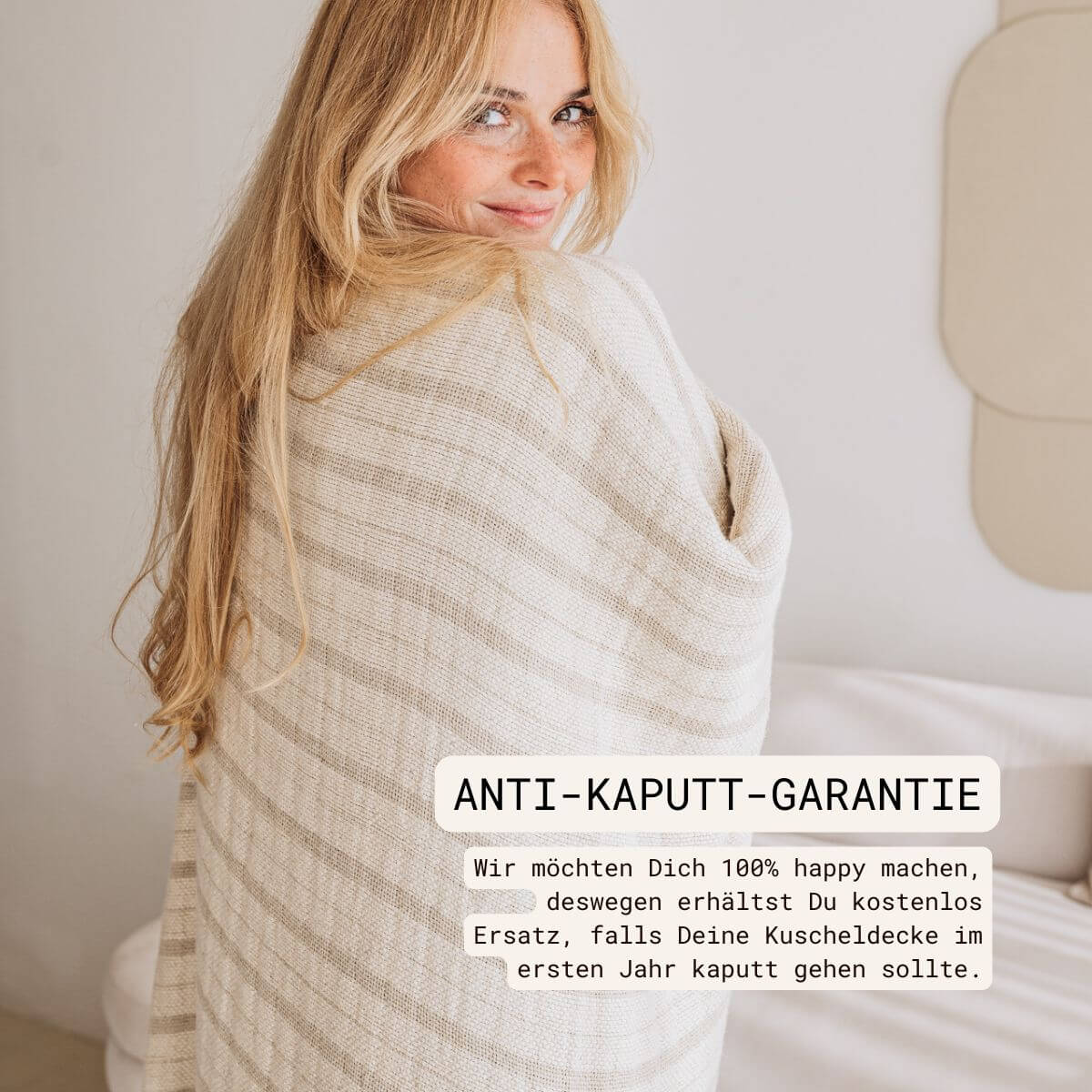Kuscheldecke (135x200 cm) aus 70% Leinen und 30% OEKO-TEX zertifizierter Baumwolle | Kuscheldecke in der Farbe Beige | Frau steht in Decke eingewickelt