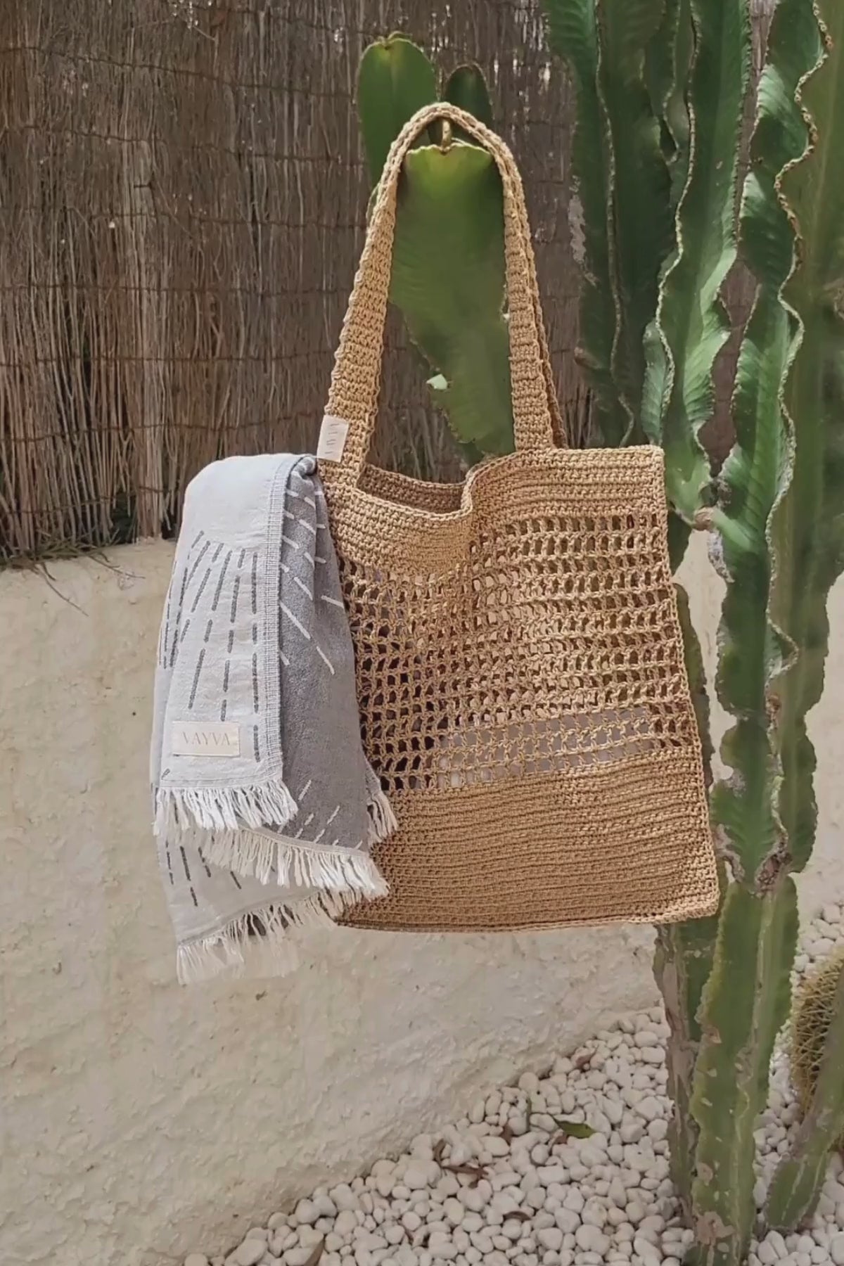 Video von Summer Box | Premium Tasche + Handtuch  / Strandtuch "Sunshine" , mit Sonnen-Muster in den Farben grau/creme , 100% natürliche Materialien