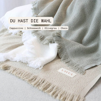 Kuscheldecke mit Bambus | (135x185 cm) aus 40% Bambus und 60% OEKO-TEX zertifizierter Baumwolle | Kuscheldecke in 3 Farben Latte, Choco, Olivegrau & Schneeweiß | Decke liegt auf Sofa