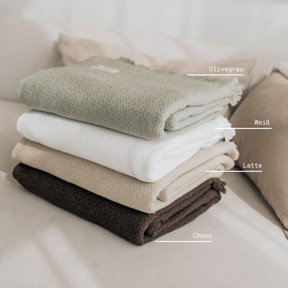 Kuscheldecke mit Bambus | (135x185 cm) aus 40% Bambus und 60% OEKO-TEX zertifizierter Baumwolle | Kuscheldecke in 4 Farben Latte, Choco, Weiß & Olivegrau | Decke liegt auf Sofa