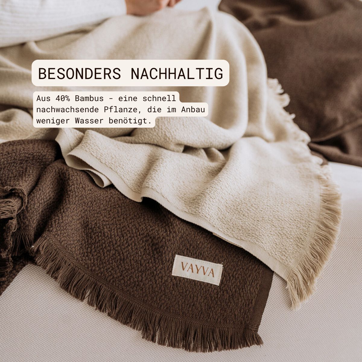 Kuscheldecke mit Bambus | (135x185 cm) aus 40% Bambus und 60% OEKO-TEX zertifizierter Baumwolle | Kuscheldecke in der Farbe Latte & Choco | Decken liegt auf Sofa