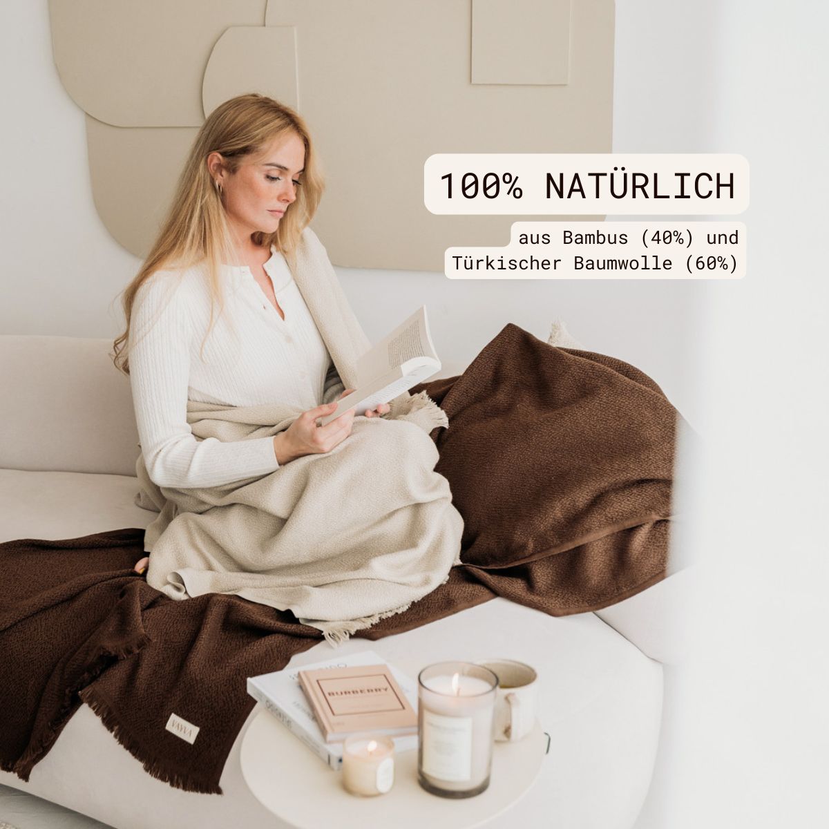 Kuscheldecke mit Bambus | (135x185 cm) aus 40% Bambus und 60% OEKO-TEX zertifizierter Baumwolle | Kuscheldecken in den Farben Latte & Choco | Frau sitzt mit Decken auf dem Sofa