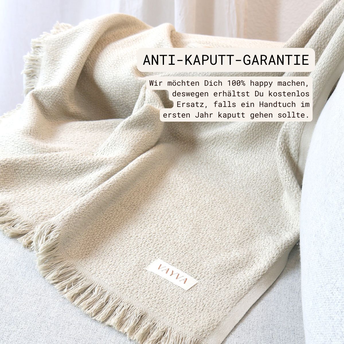 Kuscheldecke mit Bambus | (135x185 cm) aus 40% Bambus und 60% OEKO-TEX zertifizierter Baumwolle | Kuscheldecke in der Farbe Latte / Beige | Decke liegt auf Sofa - nah