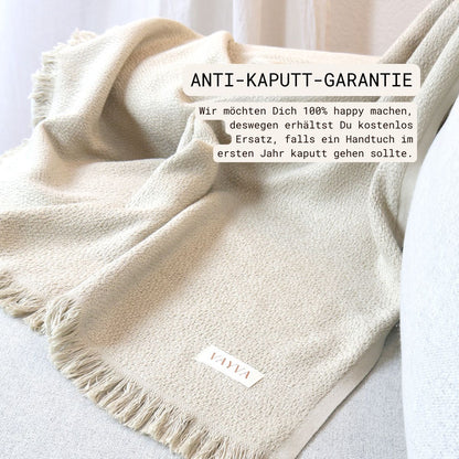 Kuscheldecke mit Bambus | (135x185 cm) aus 40% Bambus und 60% OEKO-TEX zertifizierter Baumwolle | Kuscheldecke in der Farbe Latte / Beige | Decke liegt auf Sofa - nah