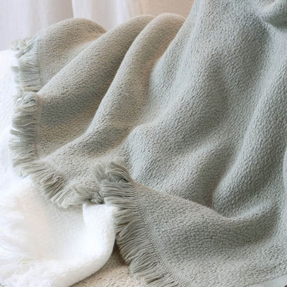 Kuscheldecke mit Bambus | (135x185 cm) aus 40% Bambus und 60% OEKO-TEX zertifizierter Baumwolle | Kuscheldecke in der Farbe Olivegrau | Decke liegt auf Sofa
