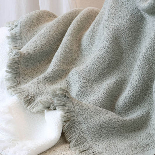 Kuscheldecke mit Bambus | (135x185 cm) aus 40% Bambus und 60% OEKO-TEX zertifizierter Baumwolle | Kuscheldecke in der Farbe Olivegrau | Decke liegt auf Sofa