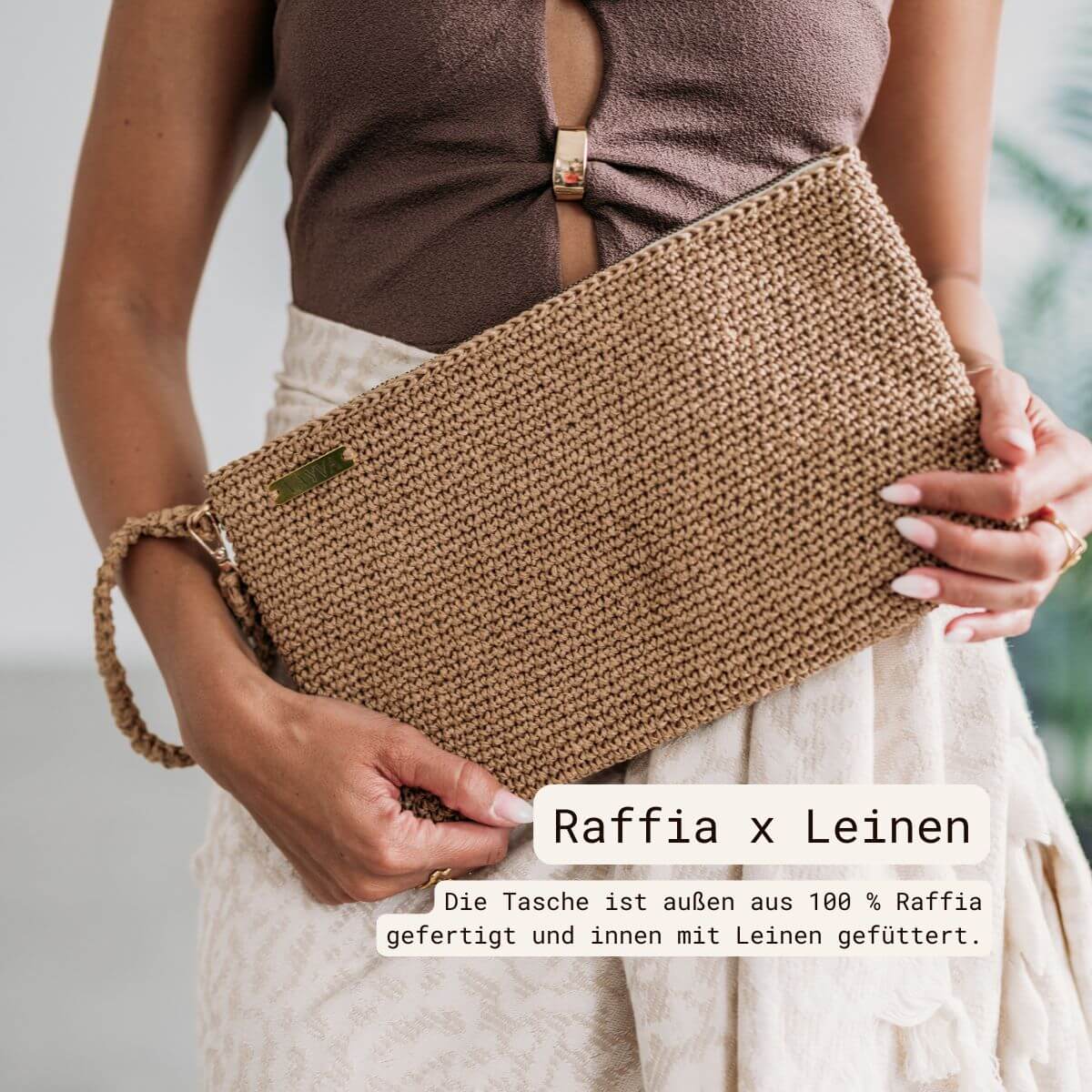 Frau hält die VAYVA Clutch - Die Tasche ist außen aus 100 % Raffia gefertigt und innen mit Leinen gefüttert.