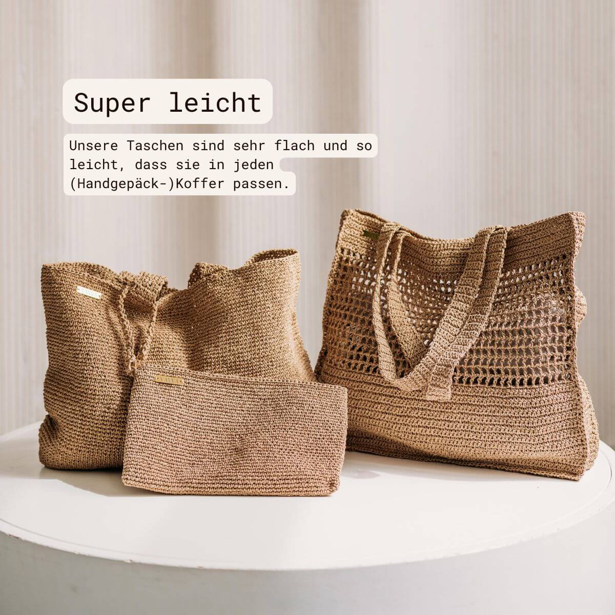 Drei VAYVA Strandtaschen aus Raffia im Größenvergleich – flach, leicht und koffertauglich