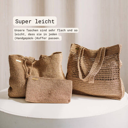 Drei VAYVA Strandtaschen aus Raffia im Größenvergleich – flach, leicht und koffertauglich
