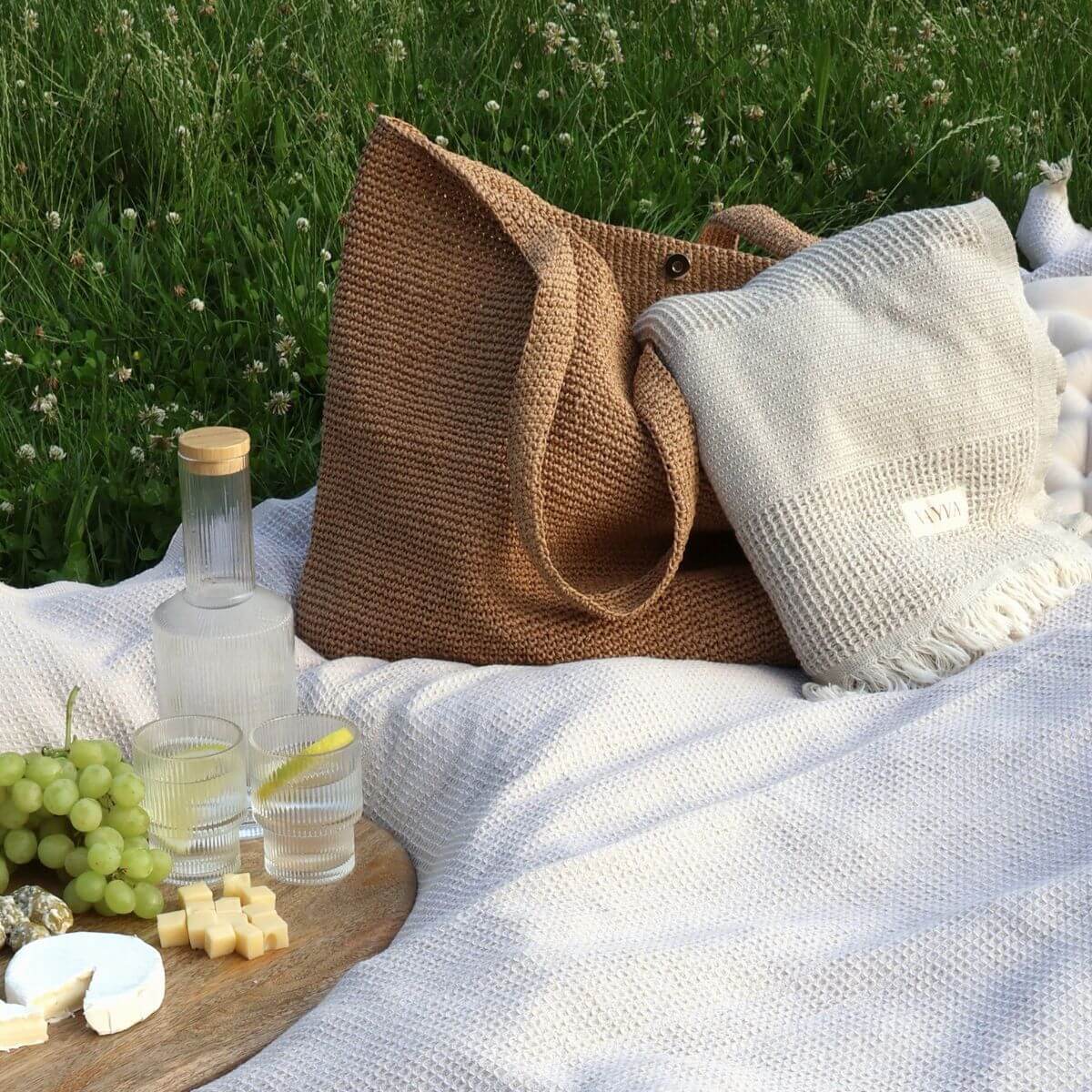 VAYVA Strandtasche La Palma beim Picknick im Grünen – stilvolle Raffia-Tasche für Sommerausflüge