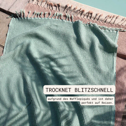 VAYVA Leichte Strandtücher Sansibar in der Farbe Almond und Matcha am Pool – schnelltrocknend durch Waffelpiqué