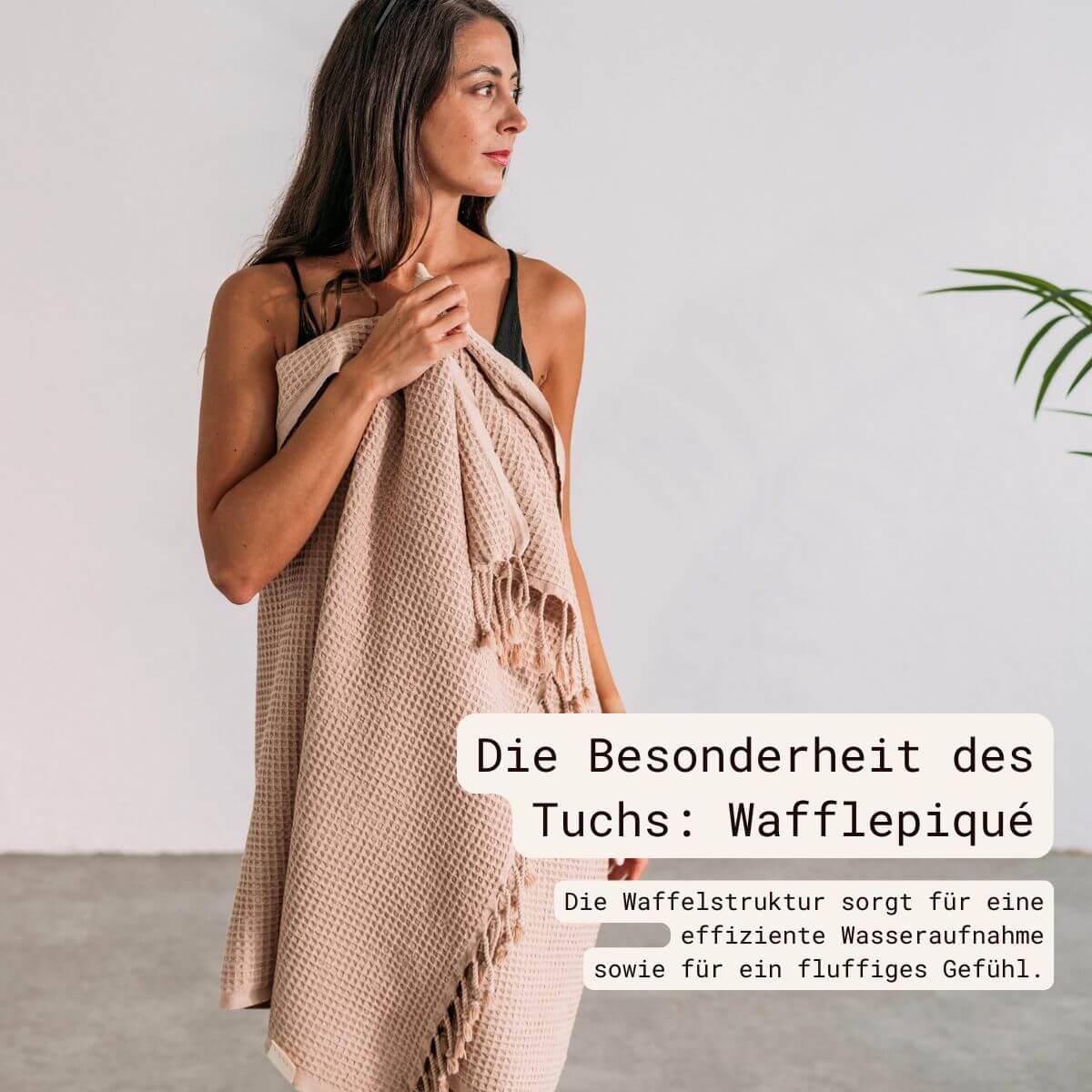 Frau mit VAYVA Leichtem Strandtuch Sansibar in der Farbe Almond – weiches Waffelpiqué für maximale Wasseraufnahme sowie für ein fluffiges Gefühl.