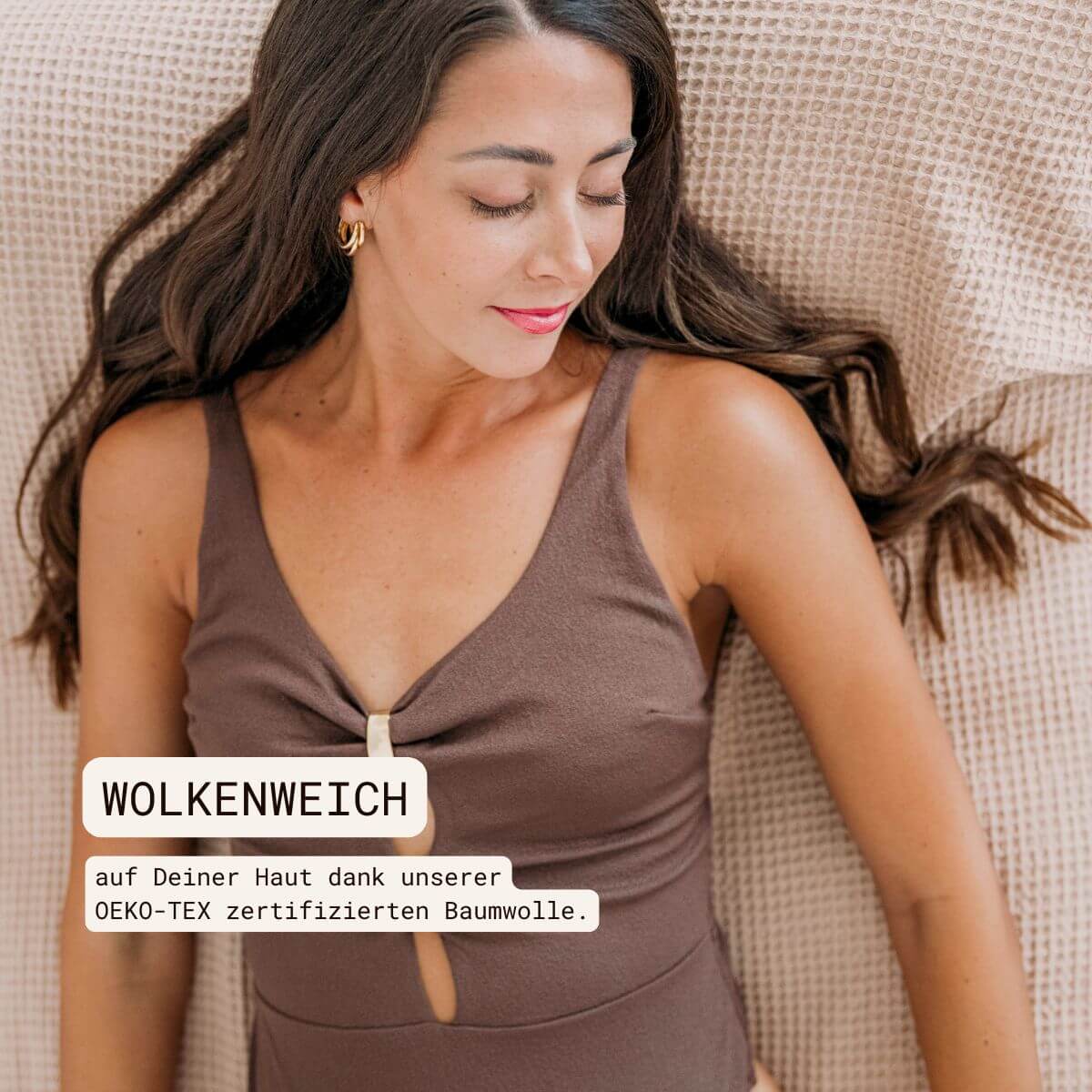 Frau auf VAYVA Leichtem Strandtuch Sansibar in der Farbe Almond – wolkenweiche OEKO-TEX zertifizierte Baumwolle