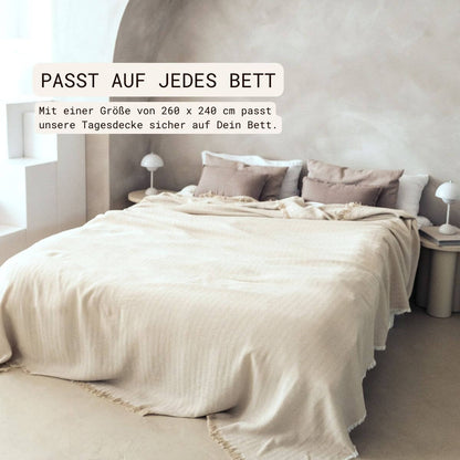 Tagesdecke aus Baumwolle | (240x260 cm) aus 100% OEKO-TEX zertifizierter Baumwolle | Tagesdecke Beige | Decke liegt auf Bett - Komplettansicht