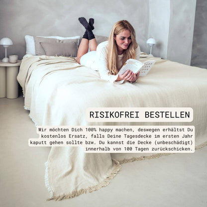 Tagesdecke aus Baumwolle | (240x260 cm) aus 100% OEKO-TEX zertifizierter Baumwolle | Tagesdecke Beige | Fau lesend auf Bett - Risikofrei bestellen