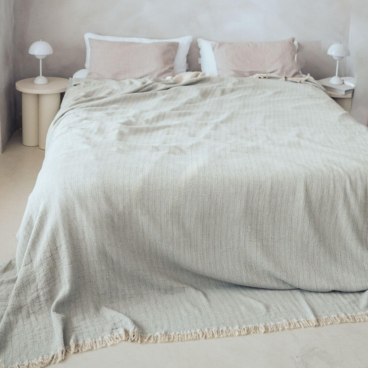 Tagesdecke aus Baumwolle | (240x260 cm) aus 100% OEKO-TEX zertifizierter Baumwolle | Tagesdecke Grau | Decke liegt auf Bett - Komplettansicht