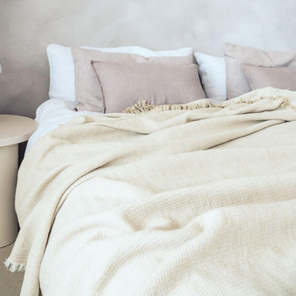 Tagesdecke aus Baumwolle | (240x260 cm) aus 100% OEKO-TEX zertifizierter Baumwolle | Tagesdecke Beige | Decke liegt auf Bett - Ansicht von Seite